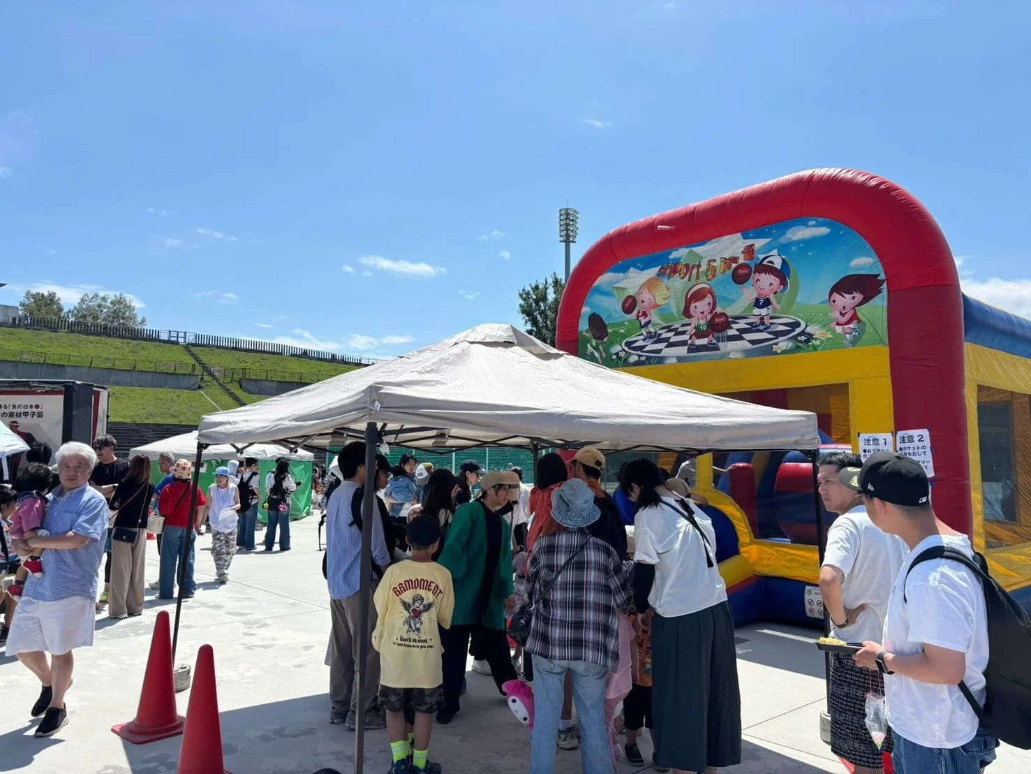 子どもたちが遊ぶふわふわ遊具