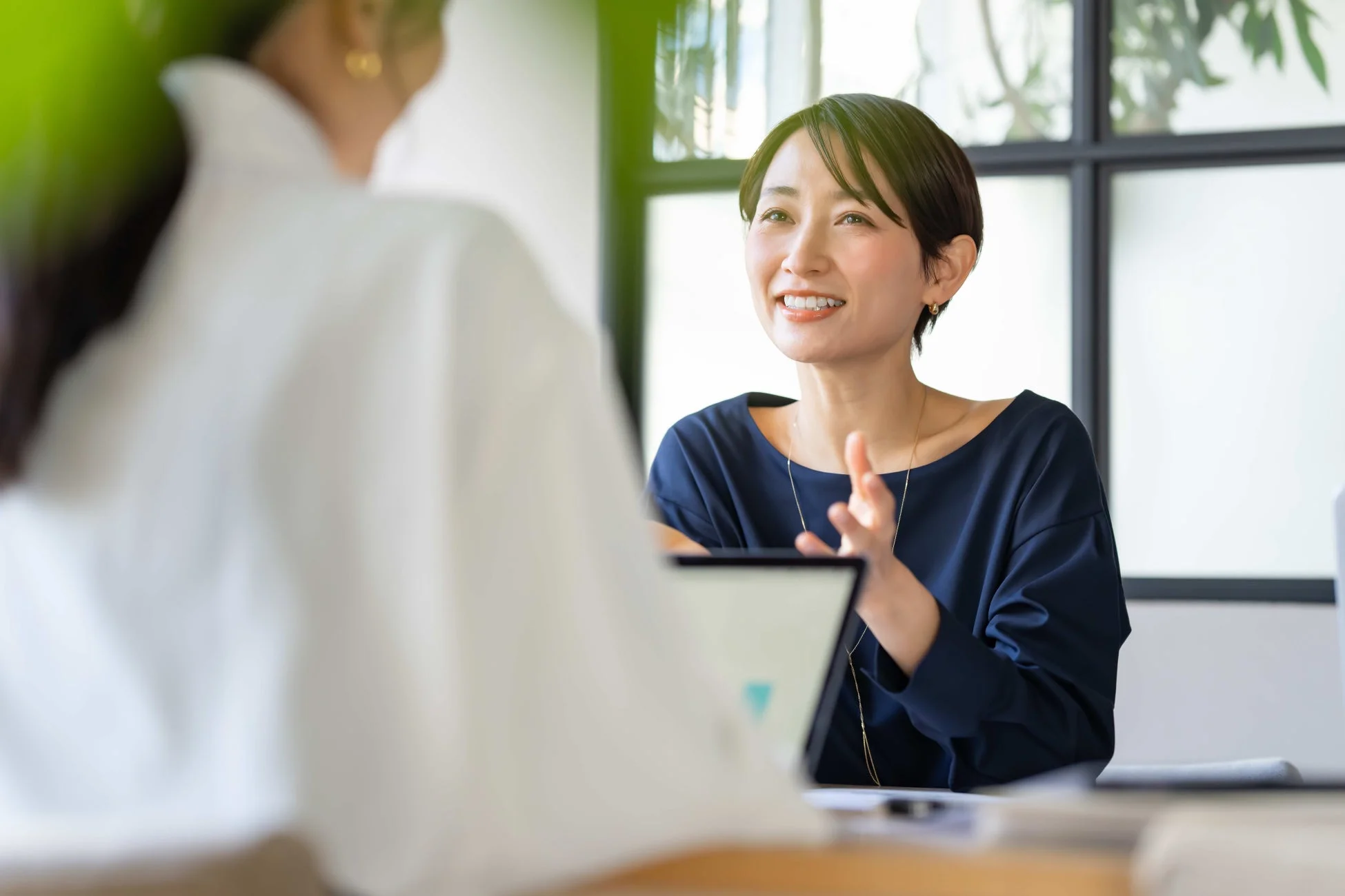 オフィスで会話する女性