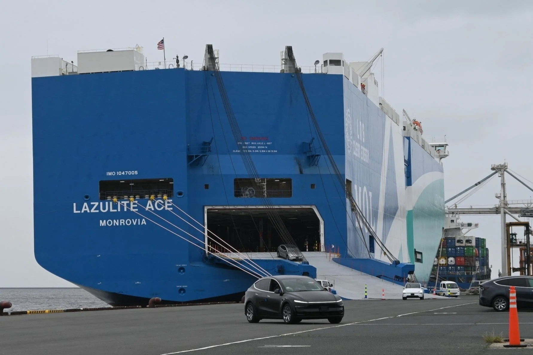 自動車運搬船「LAZULITE ACE」から車両が積み下ろしされる様子