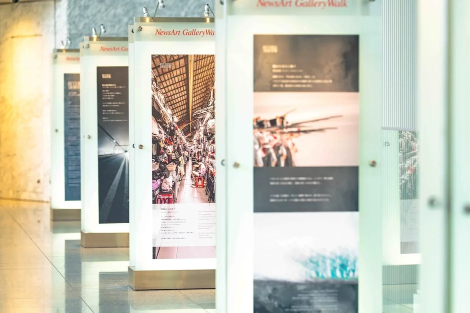 ベトナム・ホーチミンのベンタイン市場を捉えた展示パネル