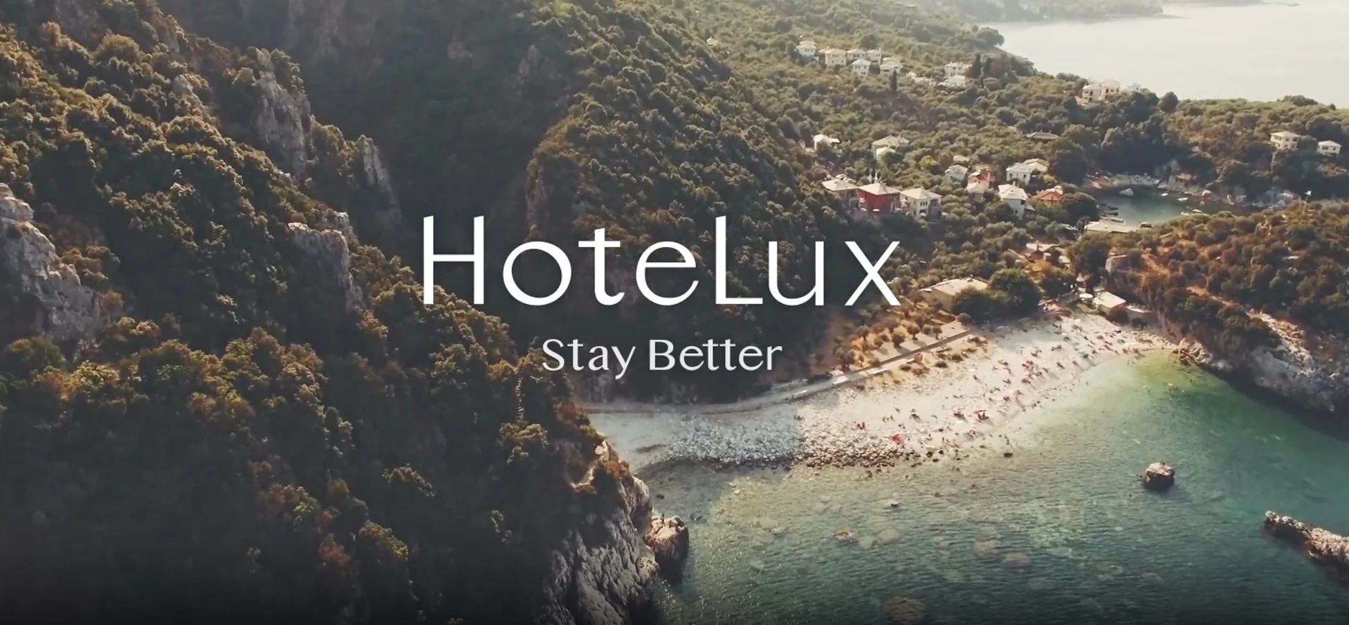 HotelLux Stay Betterロゴとビーチの空撮