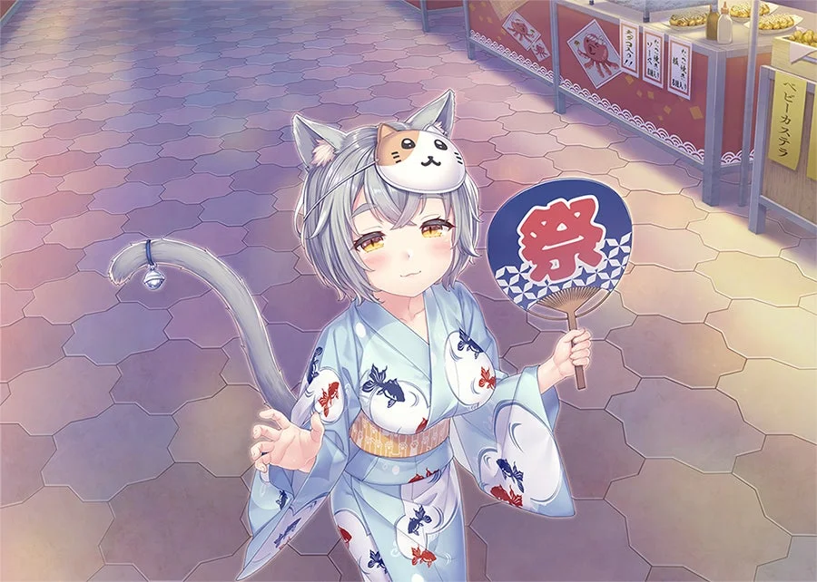 猫耳と尻尾を持つ少女が、金魚柄の涼しげな水色の浴衣をまとい、額に猫のお面を乗せ、祭の文字が入ったうちわを手にしている