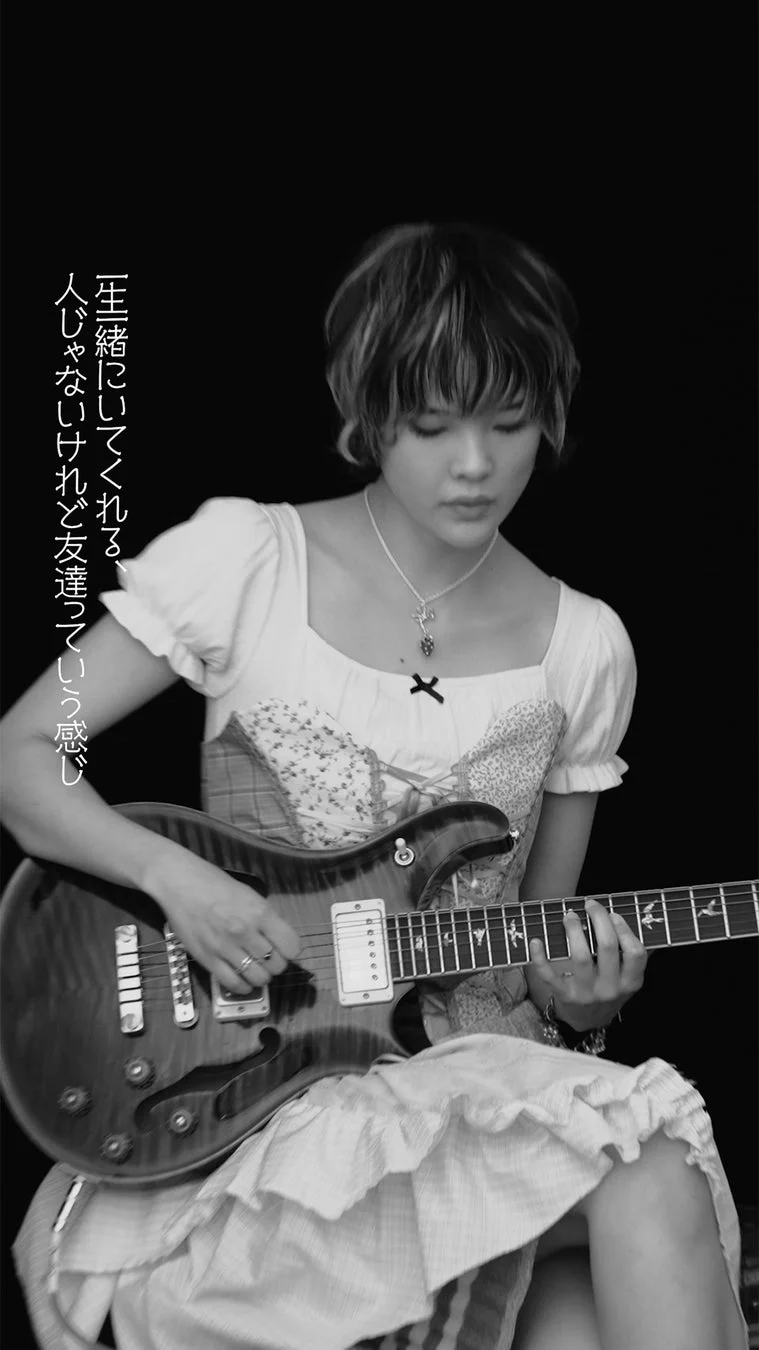 ギターを演奏するMei Semones