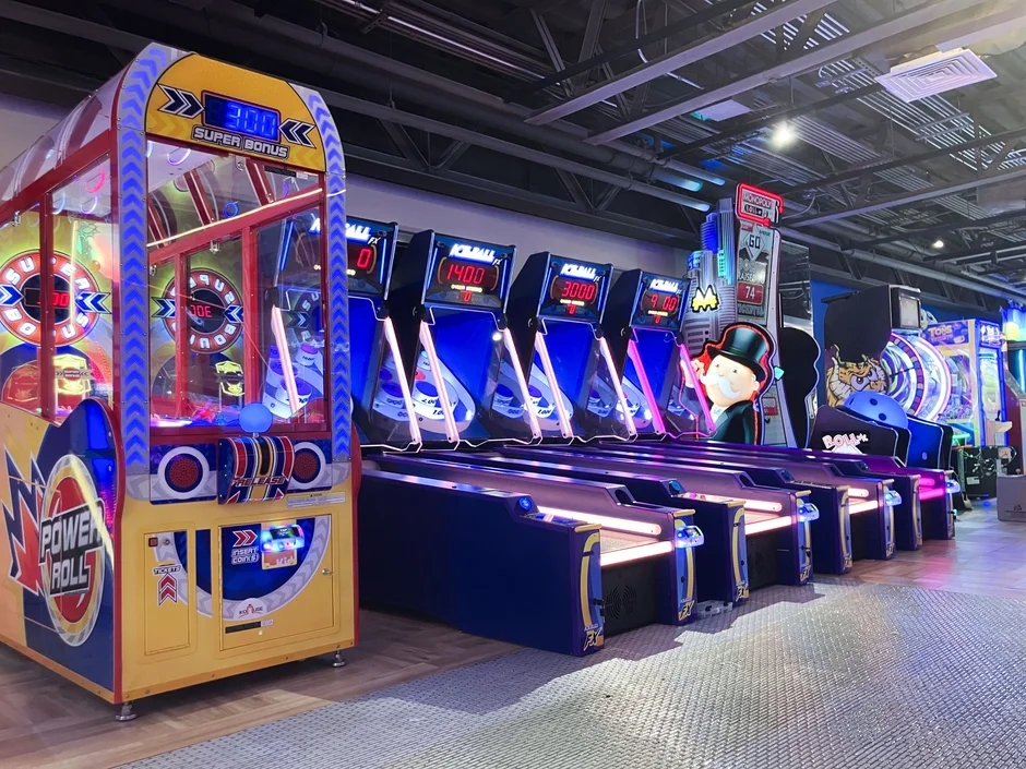 ネオンが輝くゲームセンターの様子
