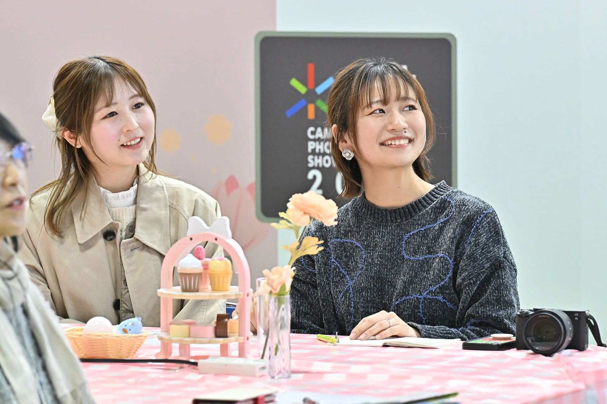 イベントで談笑する女性たち