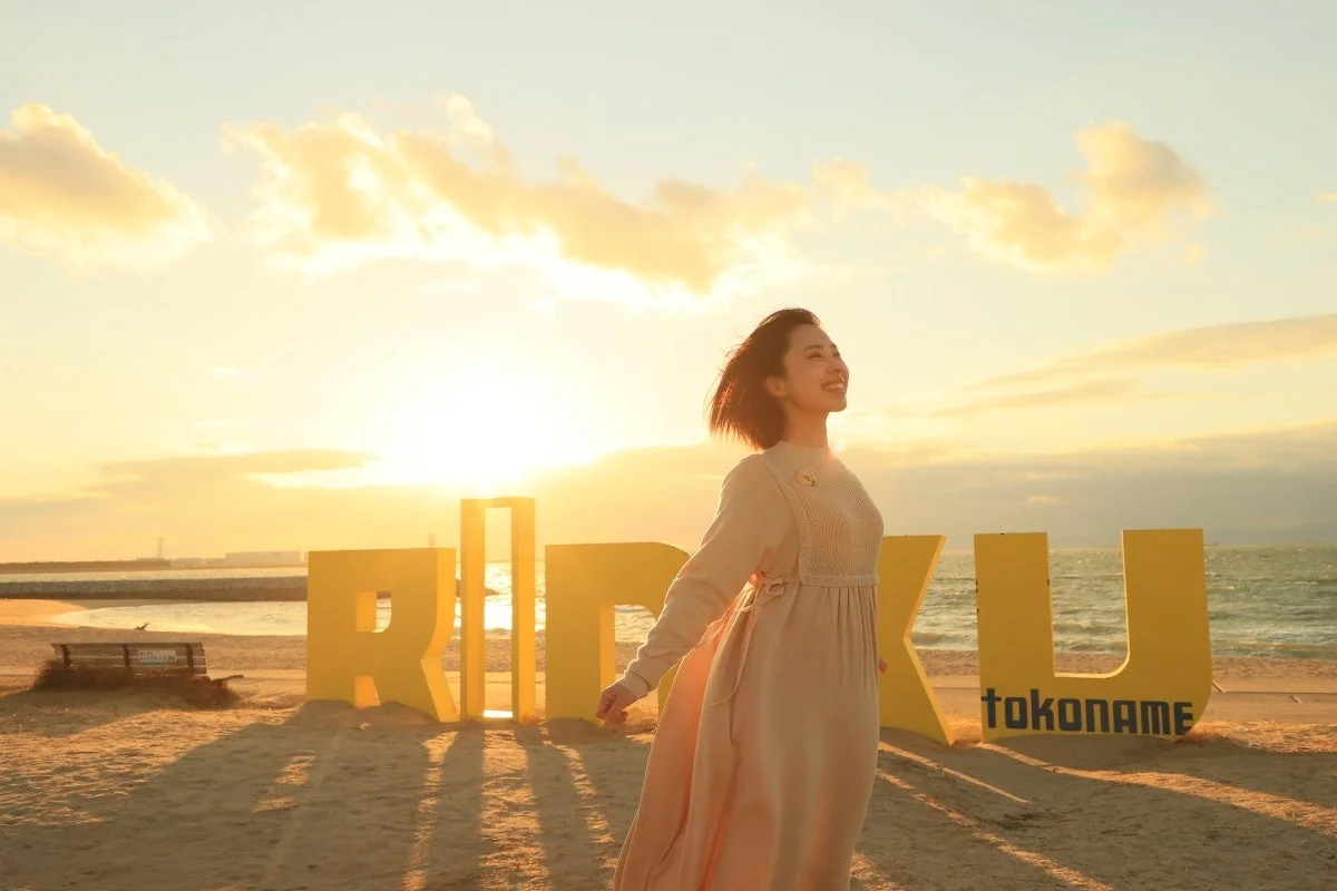 りんくうビーチの夕日とオブジェ