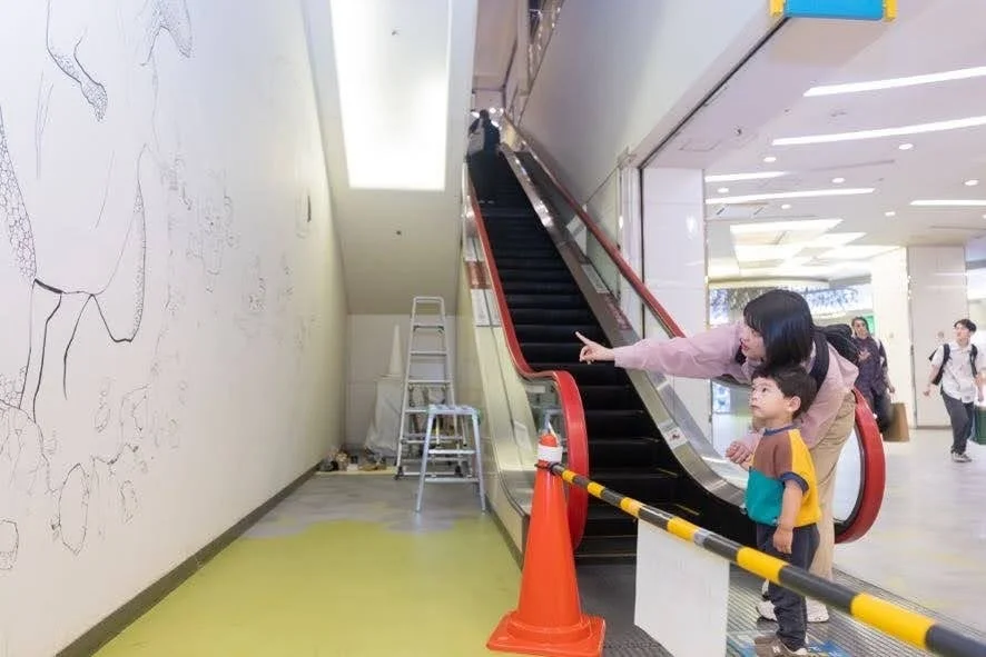 壁画を鑑賞する親子