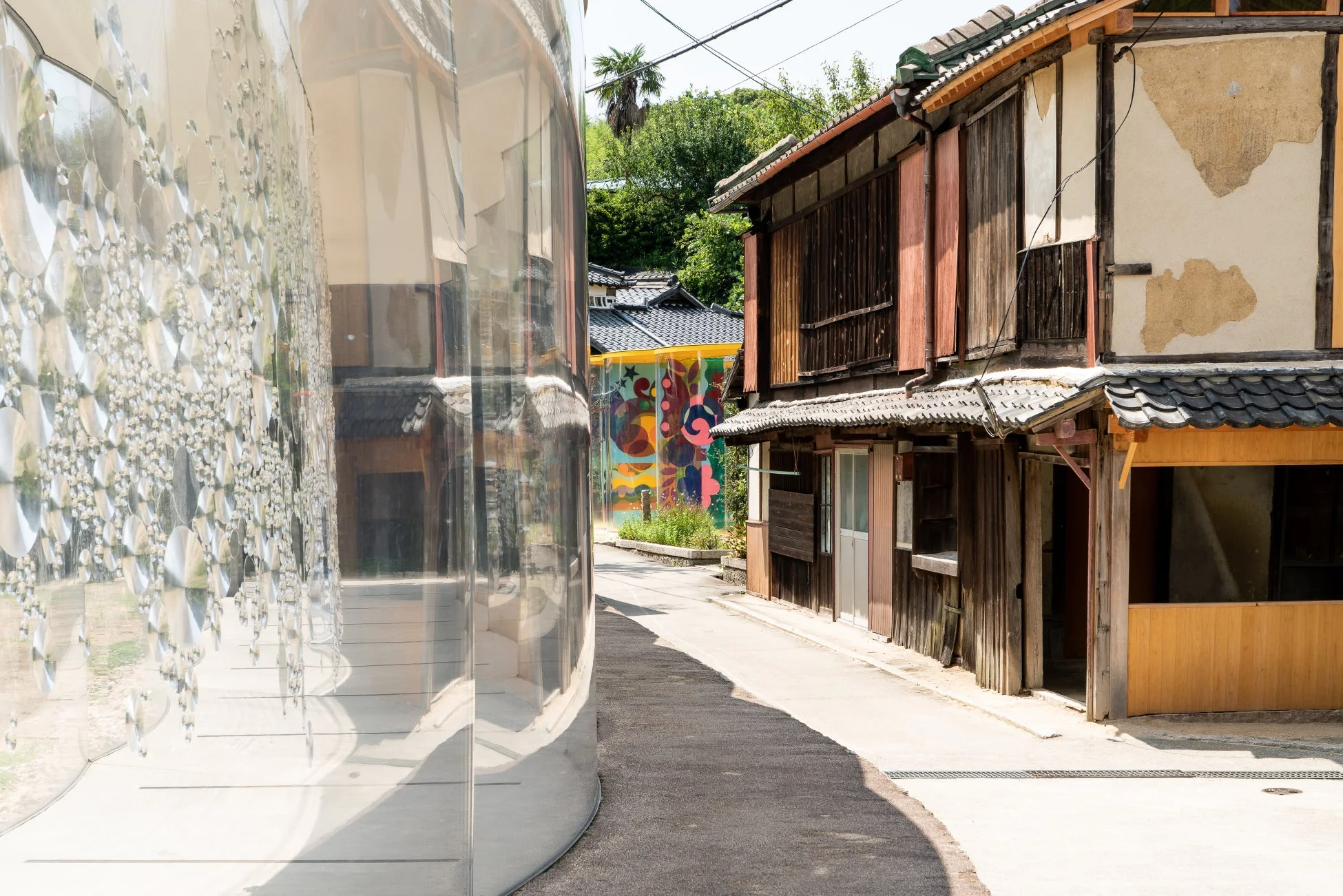古い町並みに現代アートが融合した風景