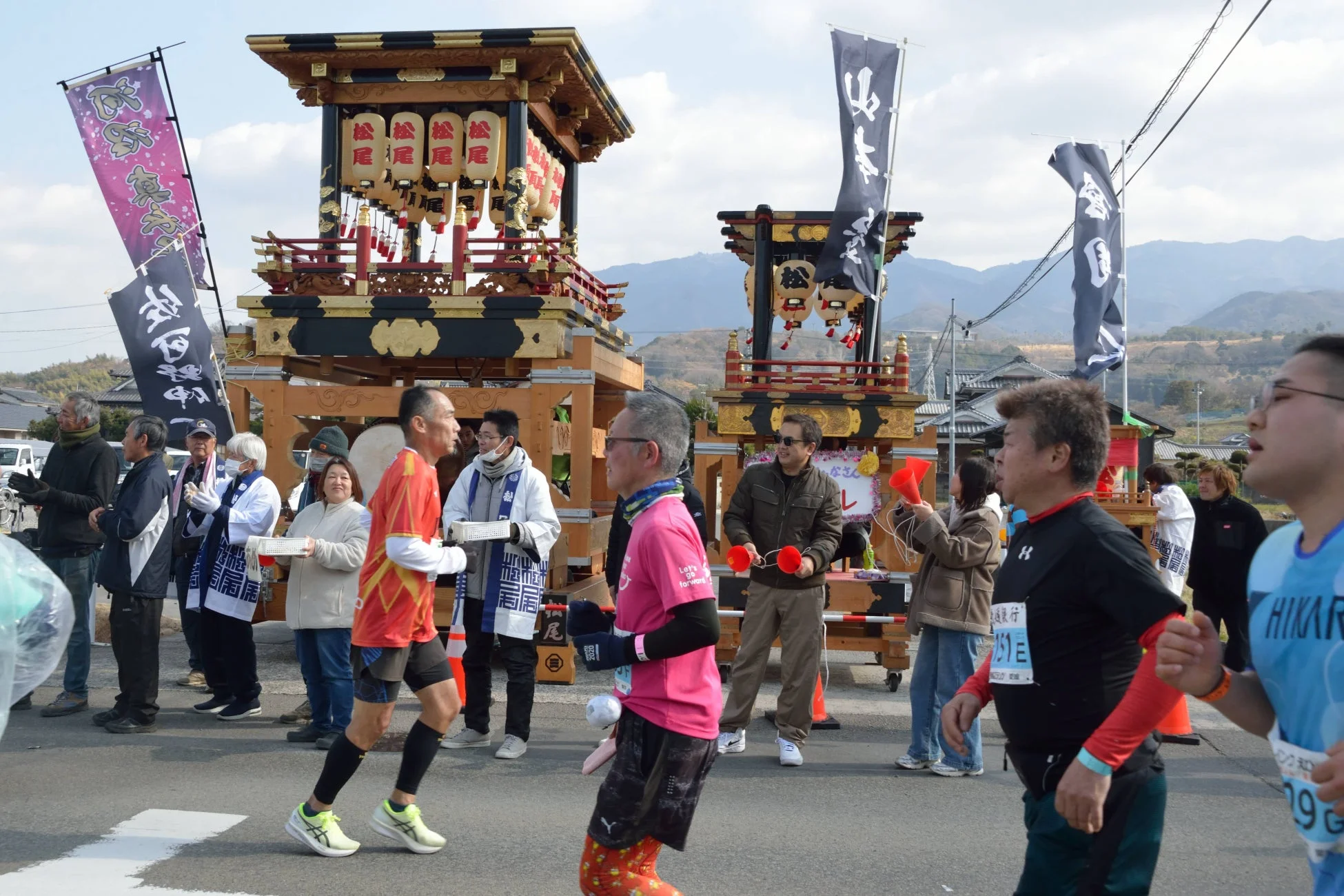 沿道の山車とランナー