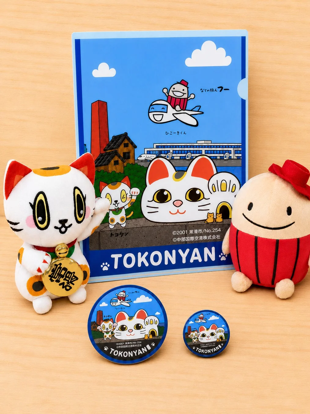 常滑市と中部国際空港の公式キャラクター「トコにゃん」とその仲間たちの多様なグッズ