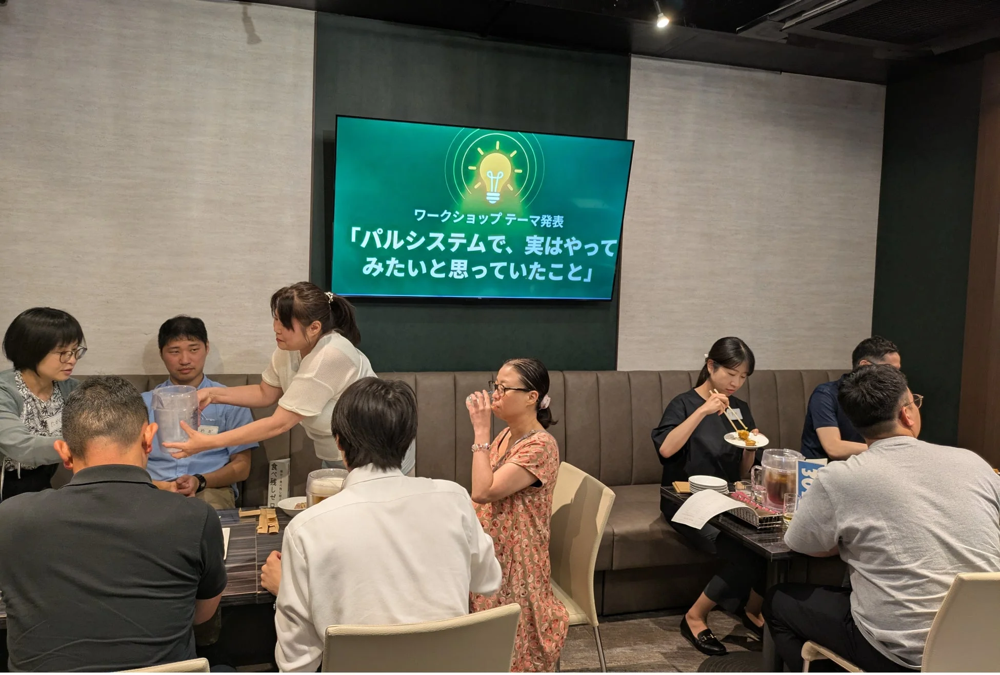 自己紹介を行うワークショップ参加者
