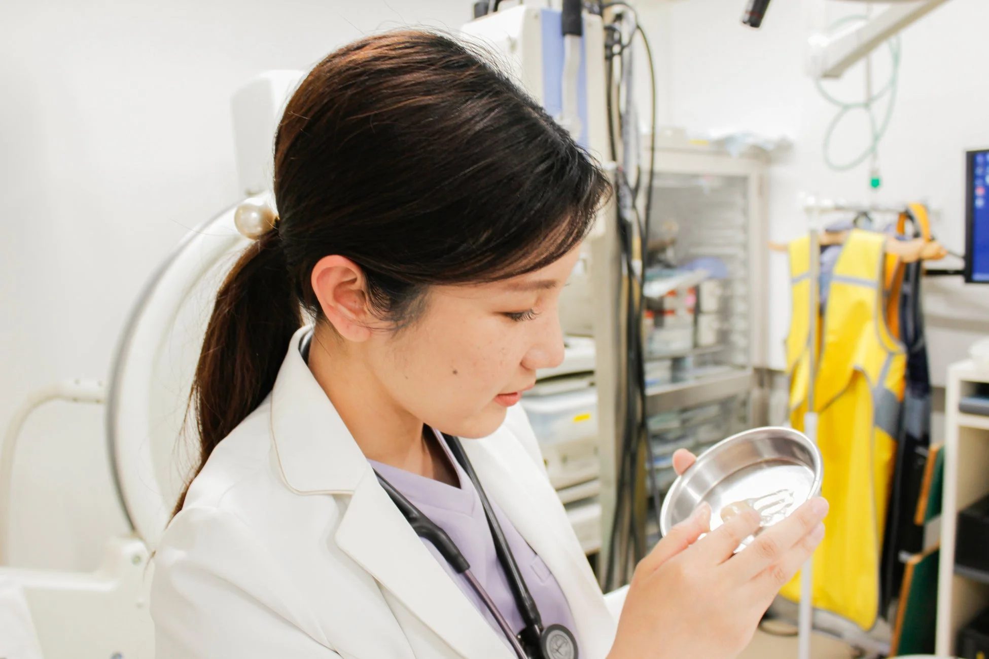 医療従事者の女性が器具を検査している様子