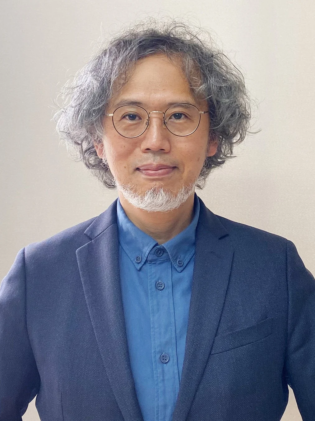 グレイヘアと髭が特徴的なアジア人男性のポートレート