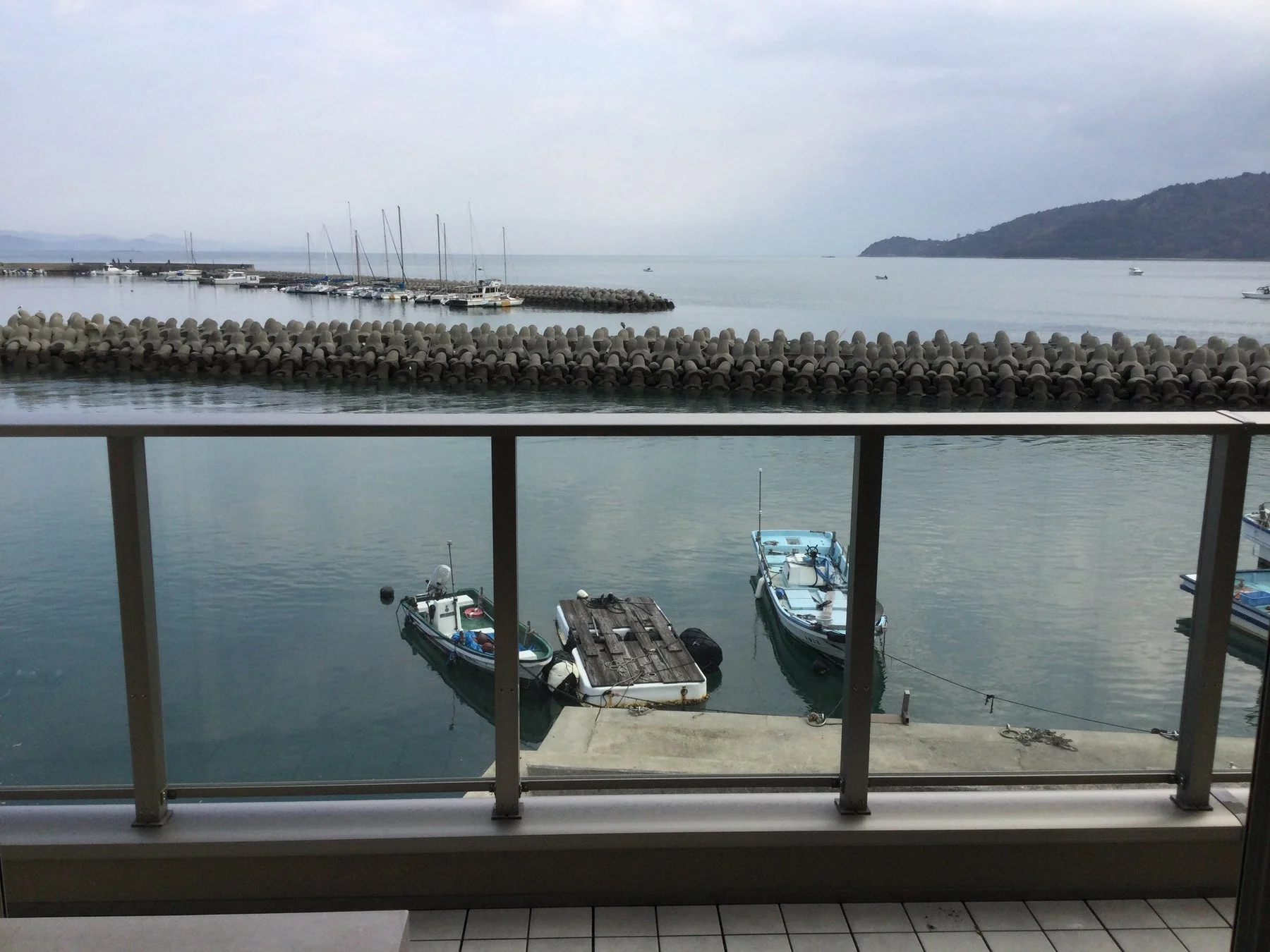 バルコニーから港を望む景色