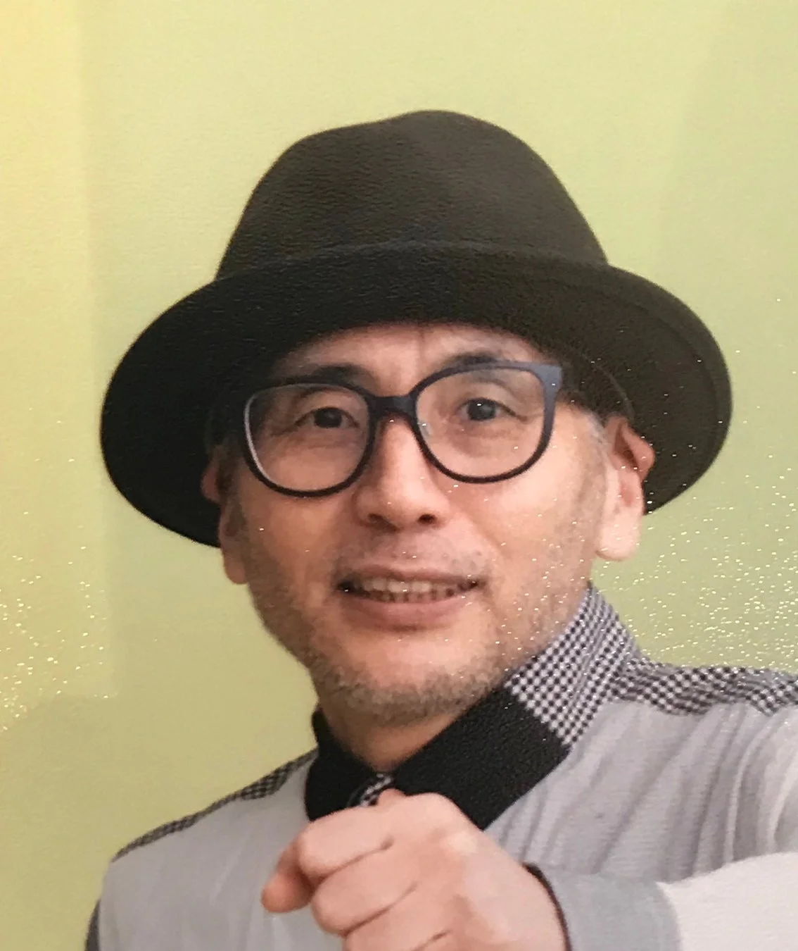 黒いフェドラハットと眼鏡をかけたミドルエイジの男性のポートレート