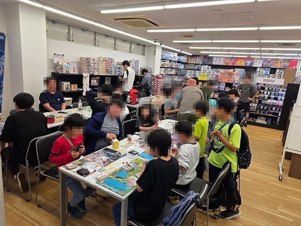 ホビーショップでカードゲームやボードゲームを楽しむ人々