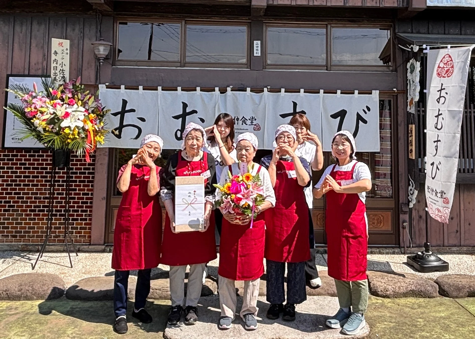 開店を祝うジーバーFOODのスタッフ