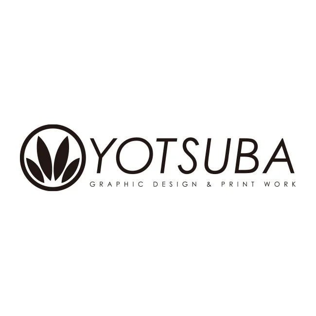 「YOTSUBA GRAPHIC DESIGN & PRINT WORK」という文字と、葉をモチーフにしたロゴマークが特徴的な、グラフィックデザインと印刷業務を行う会社のロゴデザイン