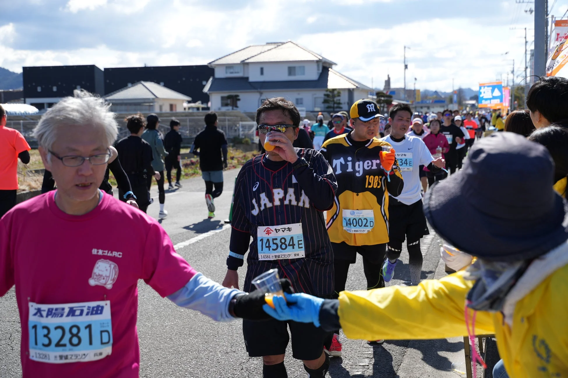 給水所で水分補給するランナー