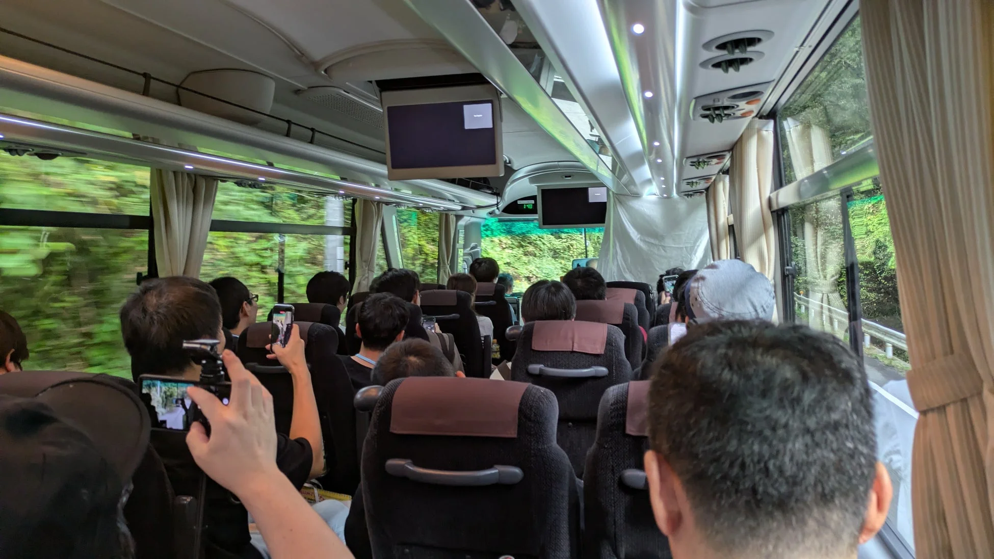バス車内の乗客