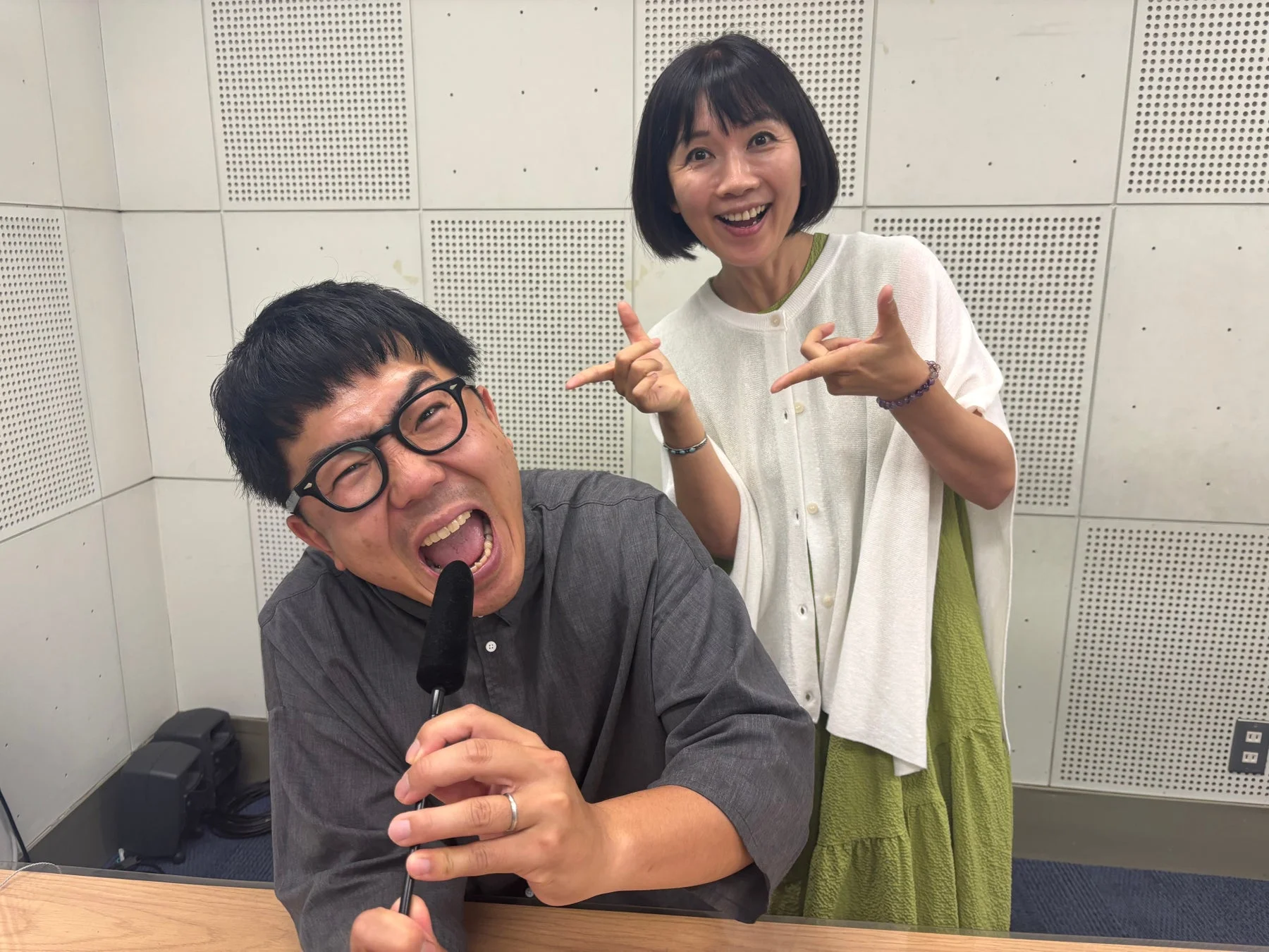 スタジオで楽しそうにポーズをとる梶剛さんと宮宇地美穂アナウンサー