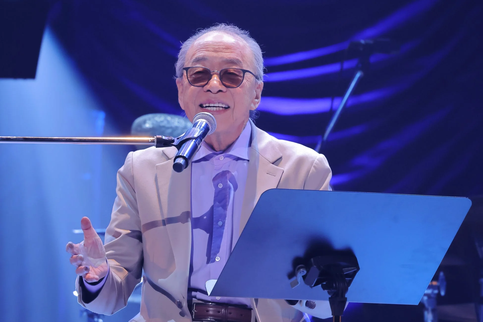 ステージで歌唱する小椋佳氏