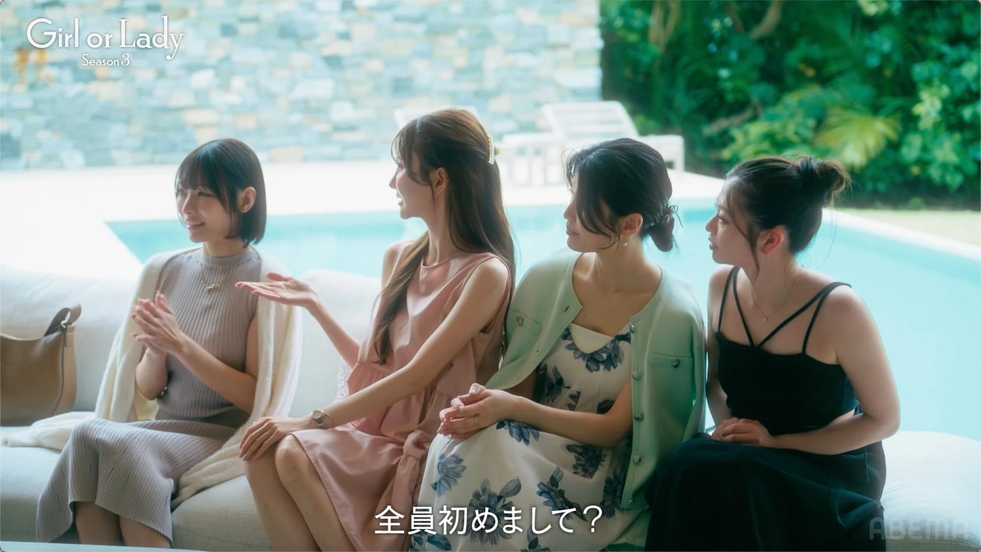 プールサイドで談笑する女性たち