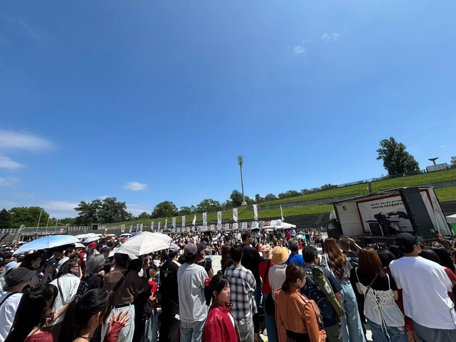 多くの来場者で賑わう会場