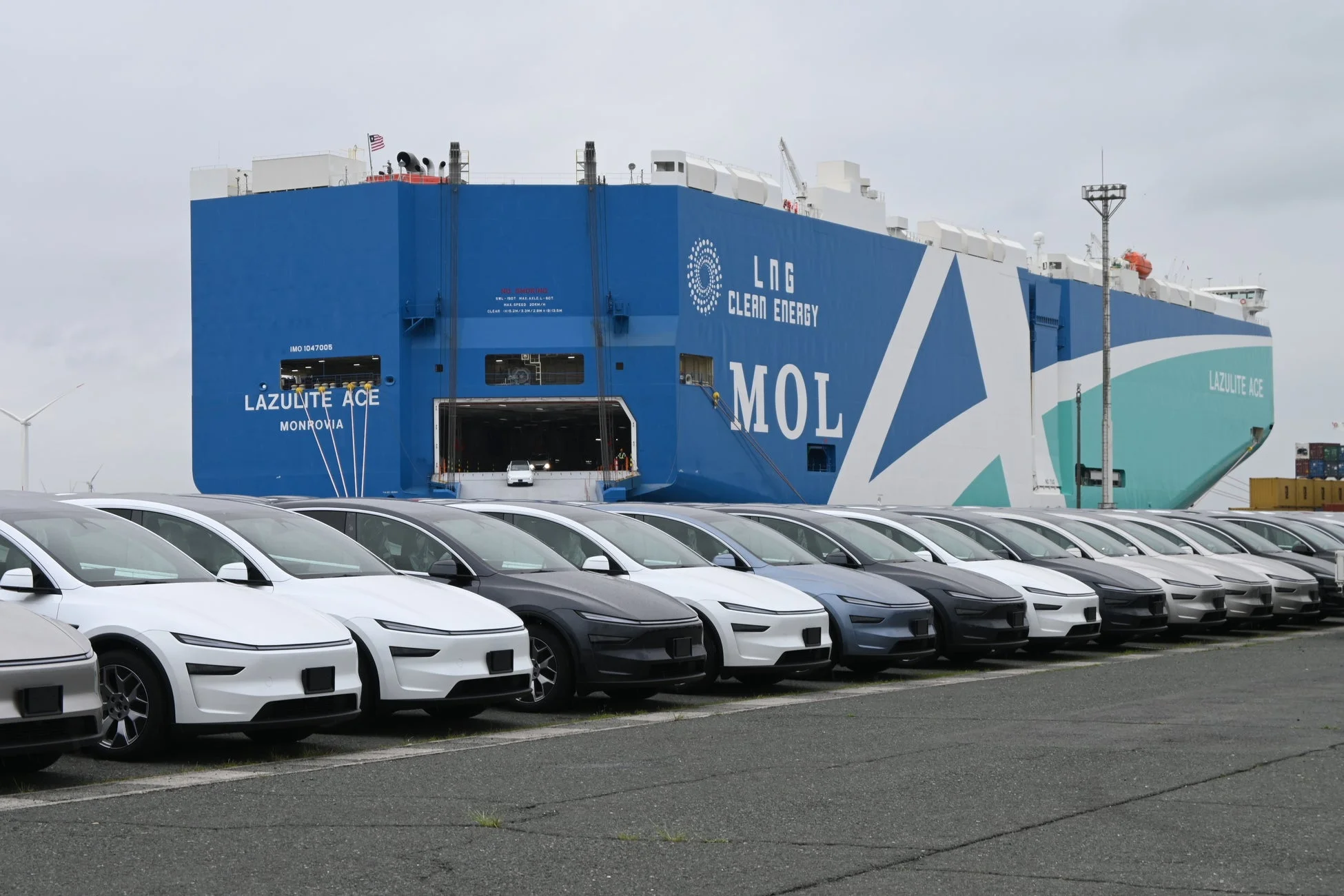 港に停泊中の自動車運搬船「LAZULITE ACE」と多数の新車