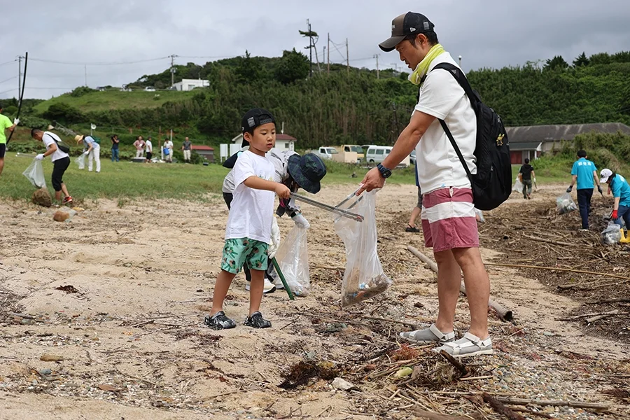 親子で海岸清掃に取り組む様子