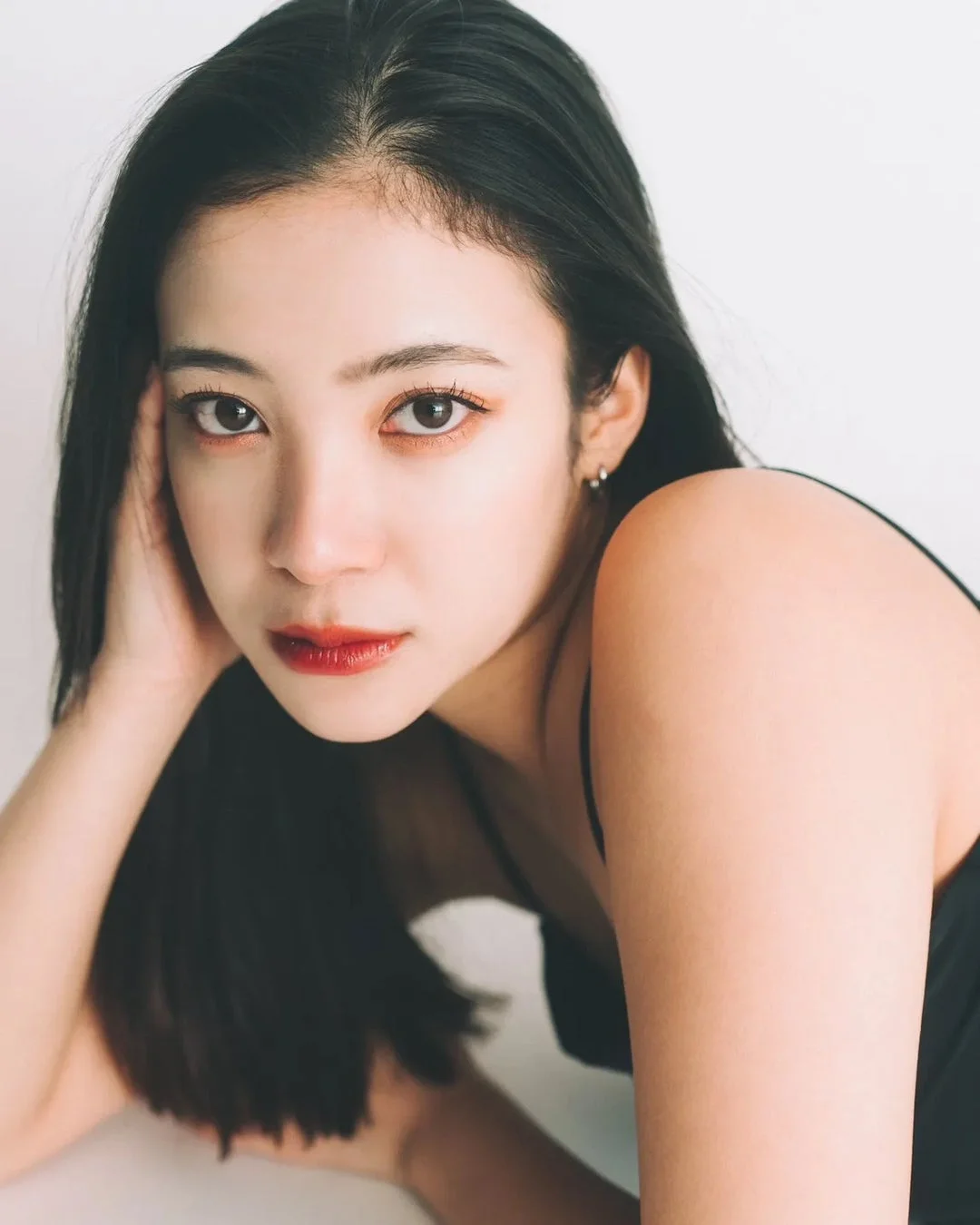 黒い服を着た若いアジア人女性のポートレート