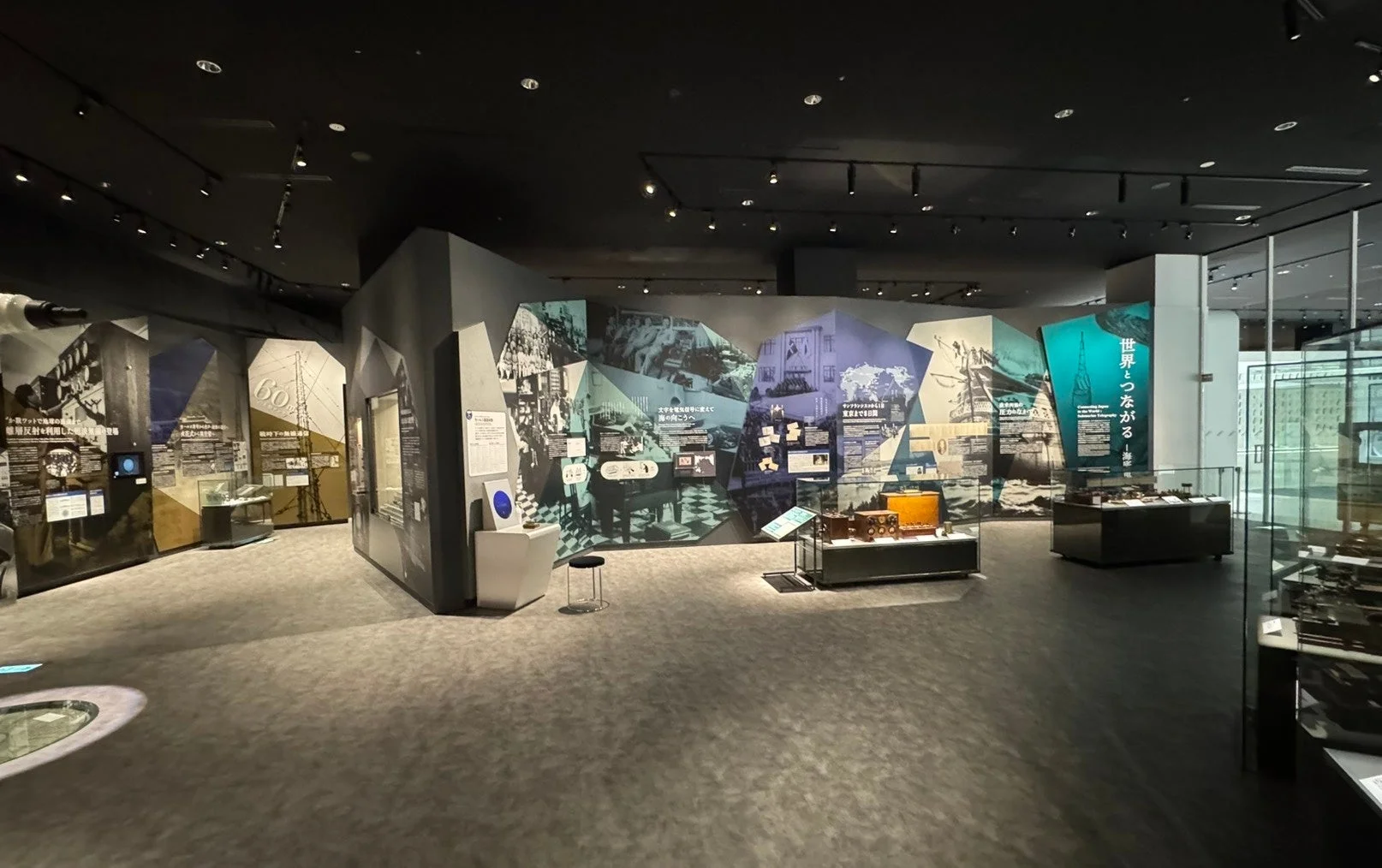 電信や無線通信の歴史をテーマにした博物館の展示風景