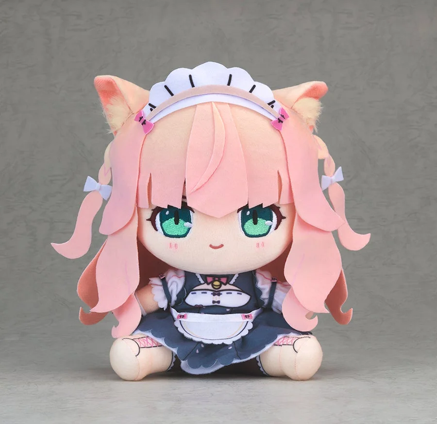 ピンク色の髪と猫耳が特徴の、メイド服を着たアニメキャラクターのぬいぐるみ