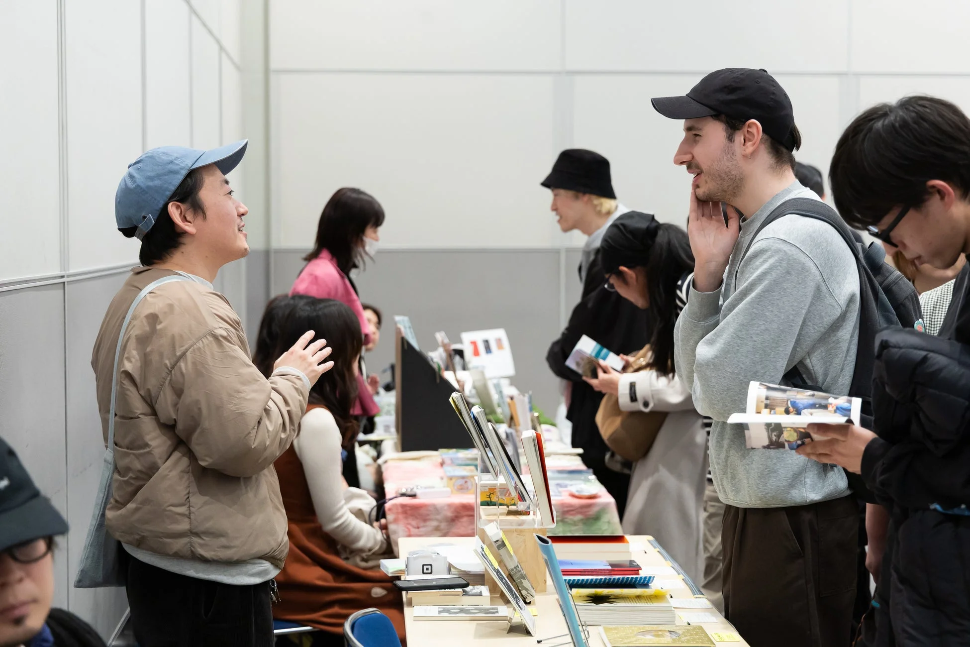 書籍や出版物が展示されたイベントブース