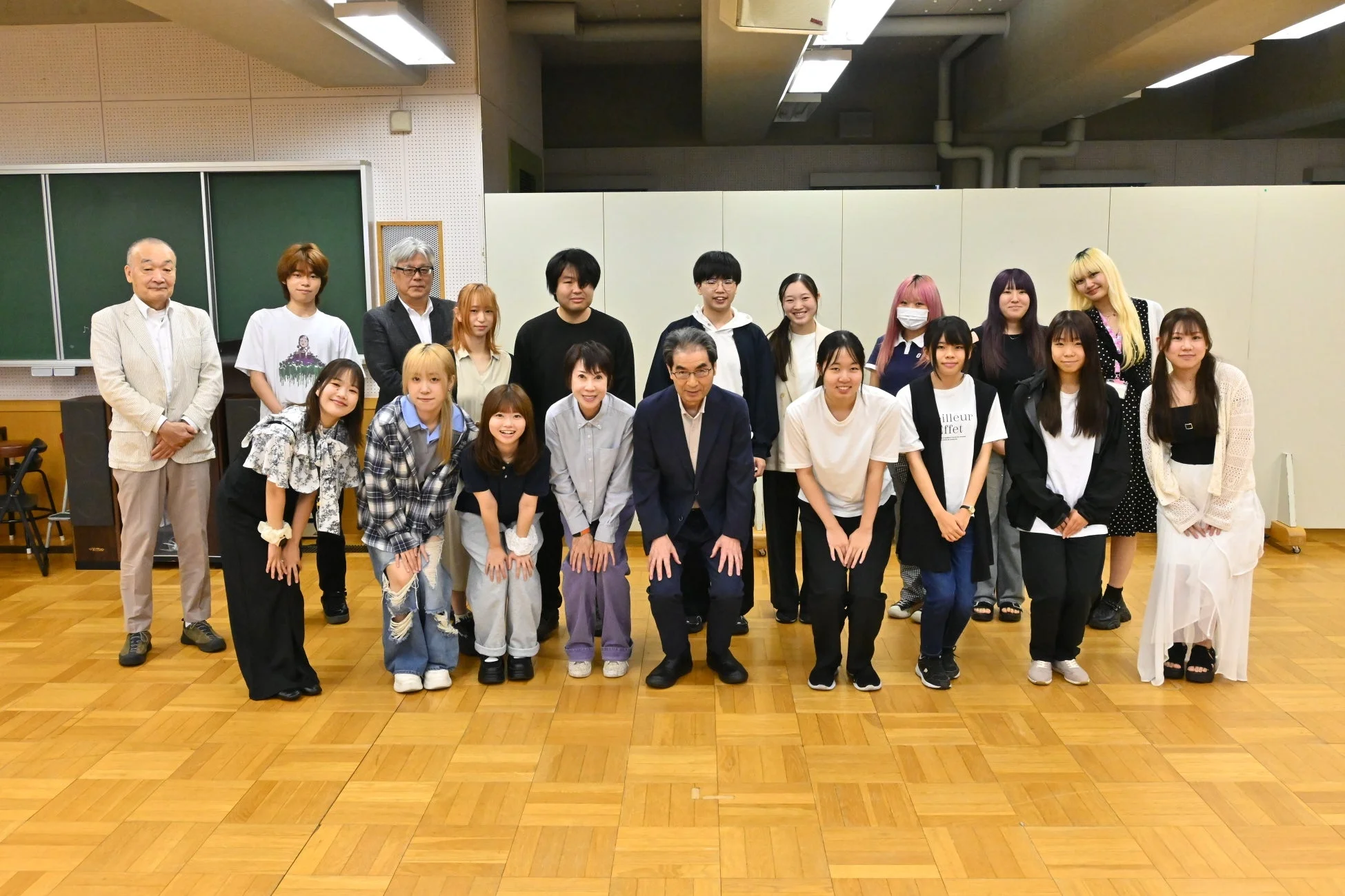 講座に参加した学生たちと富澤一誠氏の集合写真