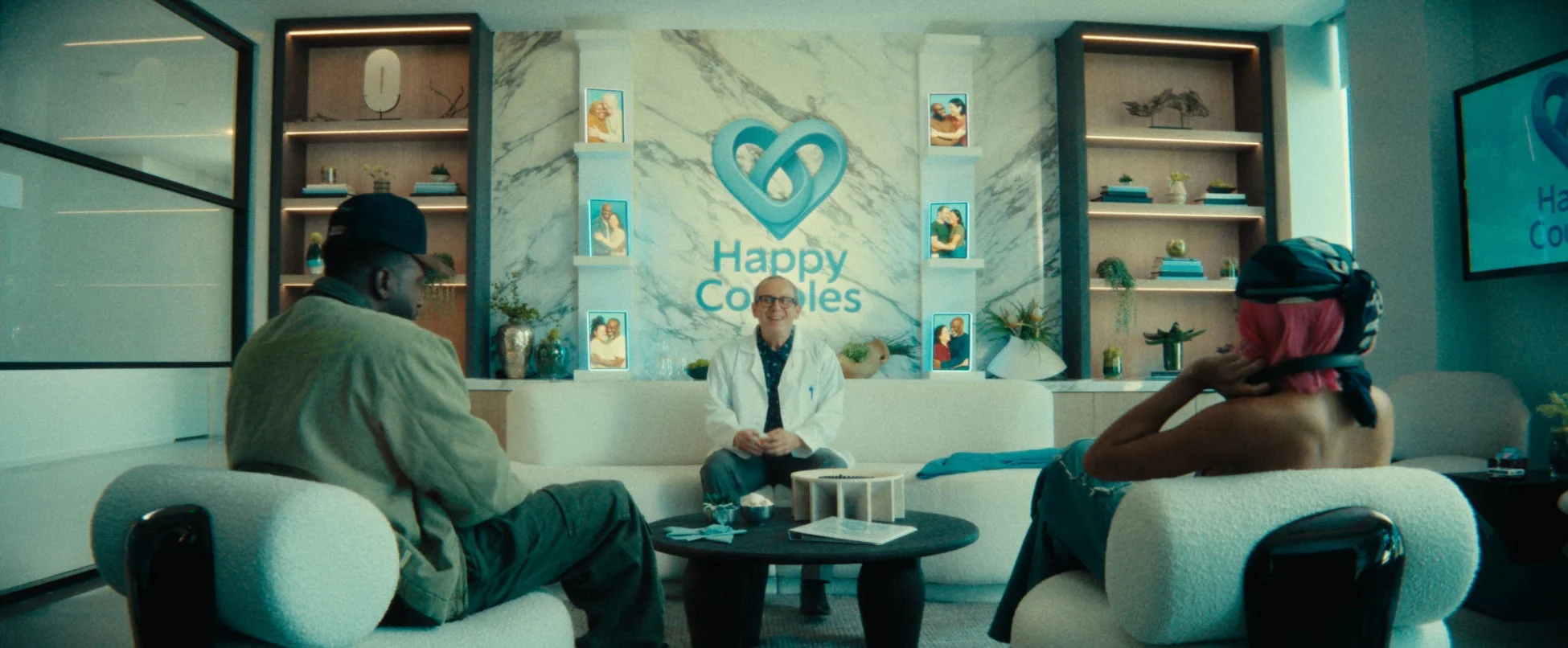 Happy Couplesのロゴとカウンセリング風景