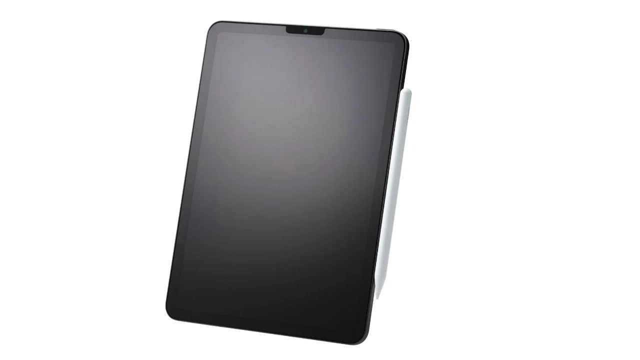 スタイラスペンが側面に磁気で取り付けられた状態の黒いタブレット