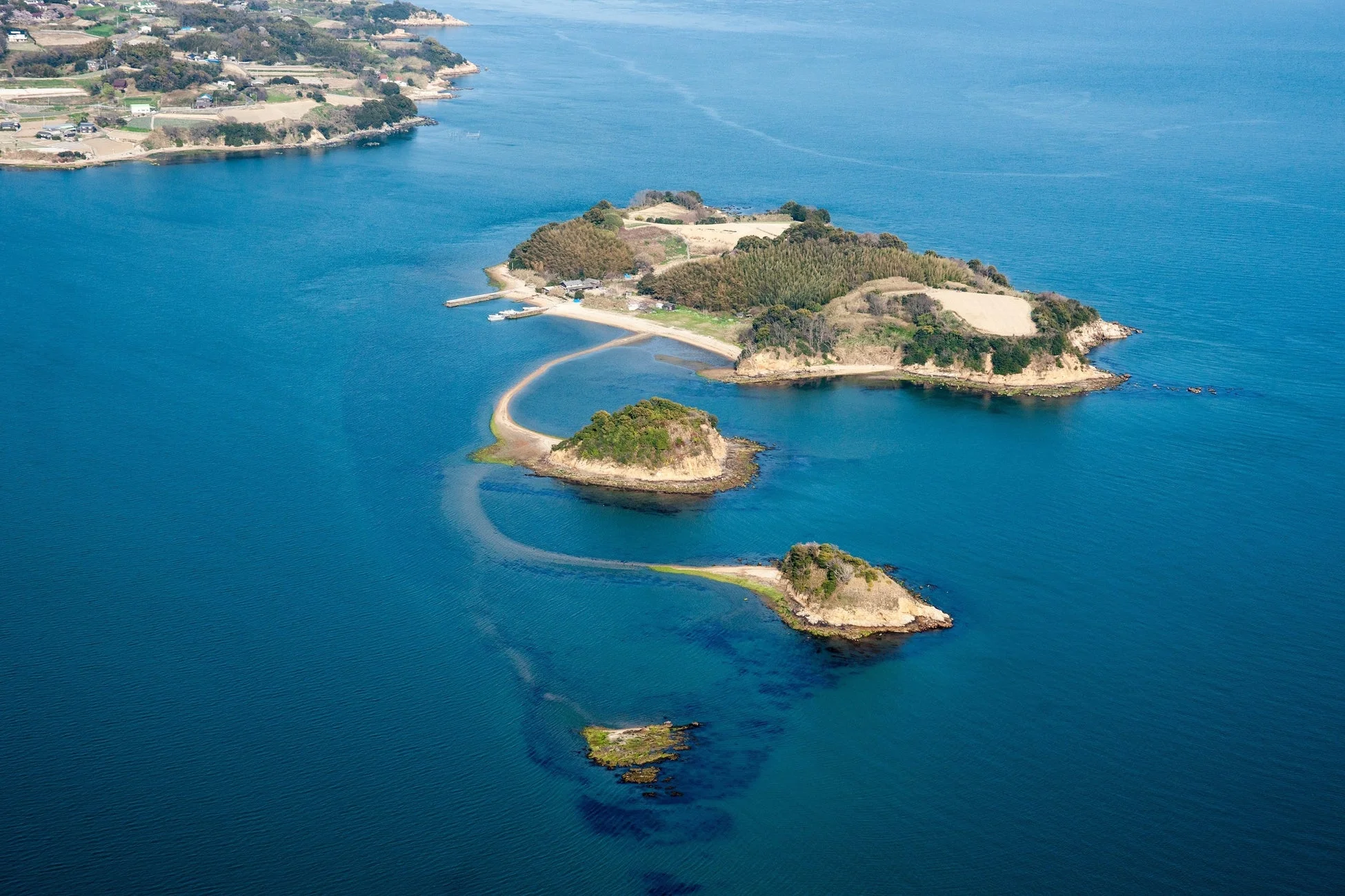 海に浮かぶ島々と砂の道