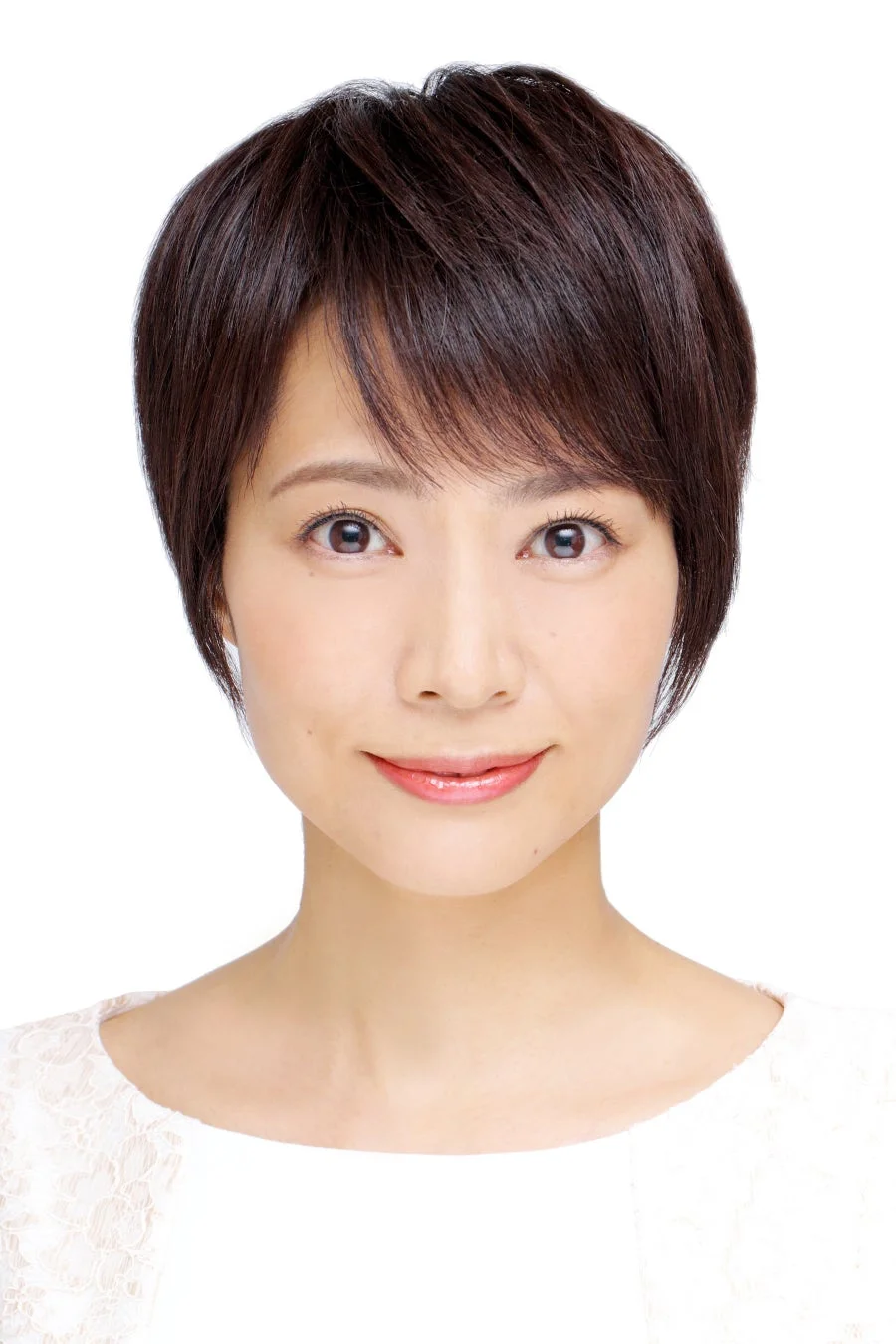 ショートヘアの日本人女性が優しく微笑んでいる上半身のポートレート写真