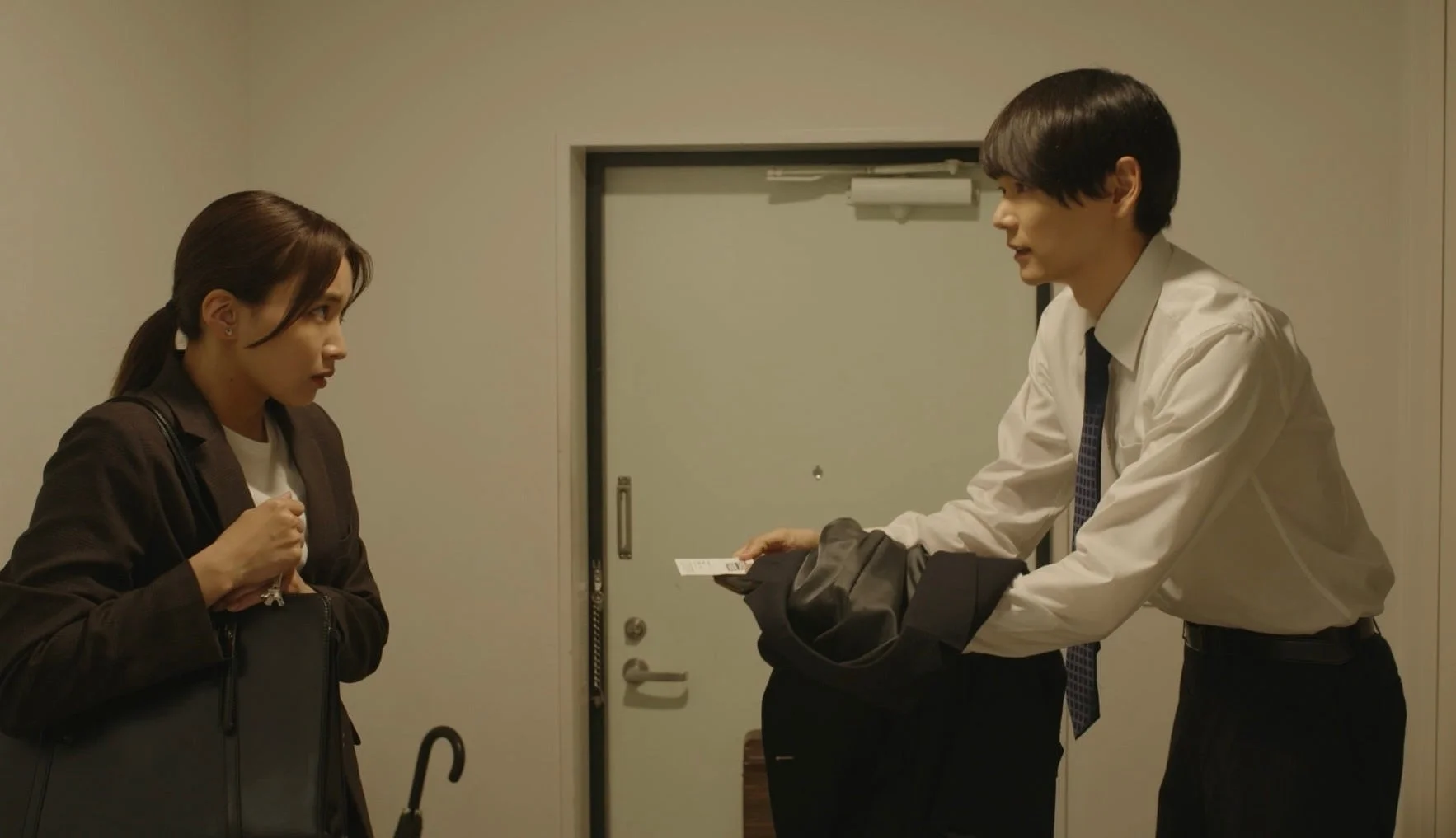 名刺交換をするようなビジネスシーン