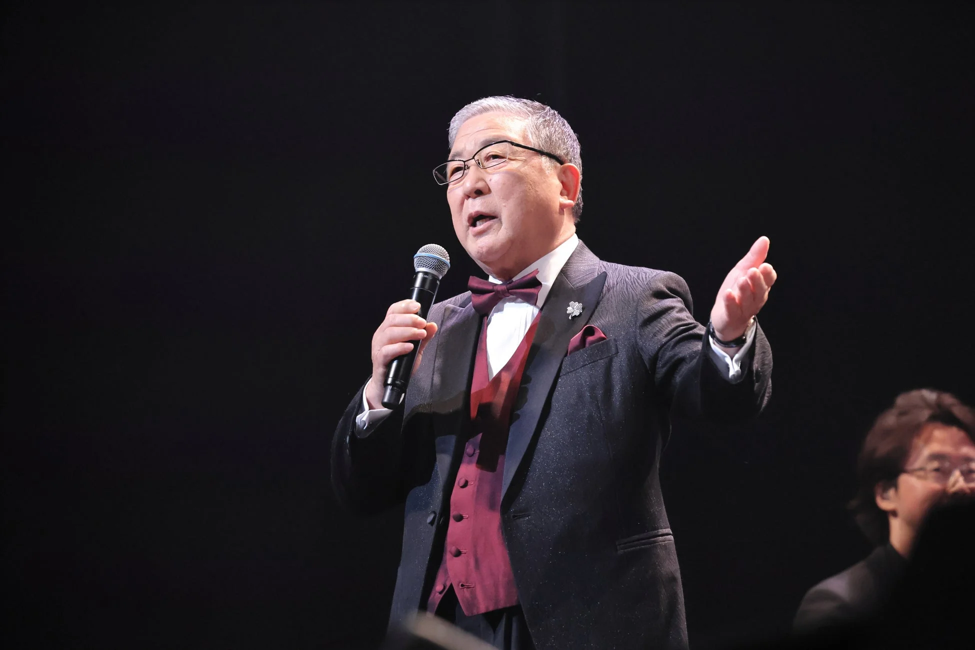 マイクを手に語りかける徳光和夫氏