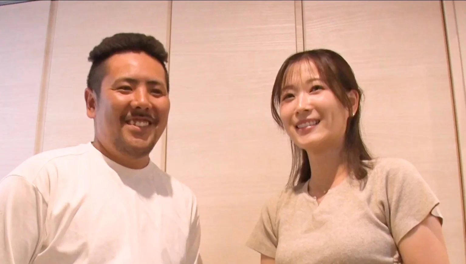笑顔の男女が並んで写っている写真