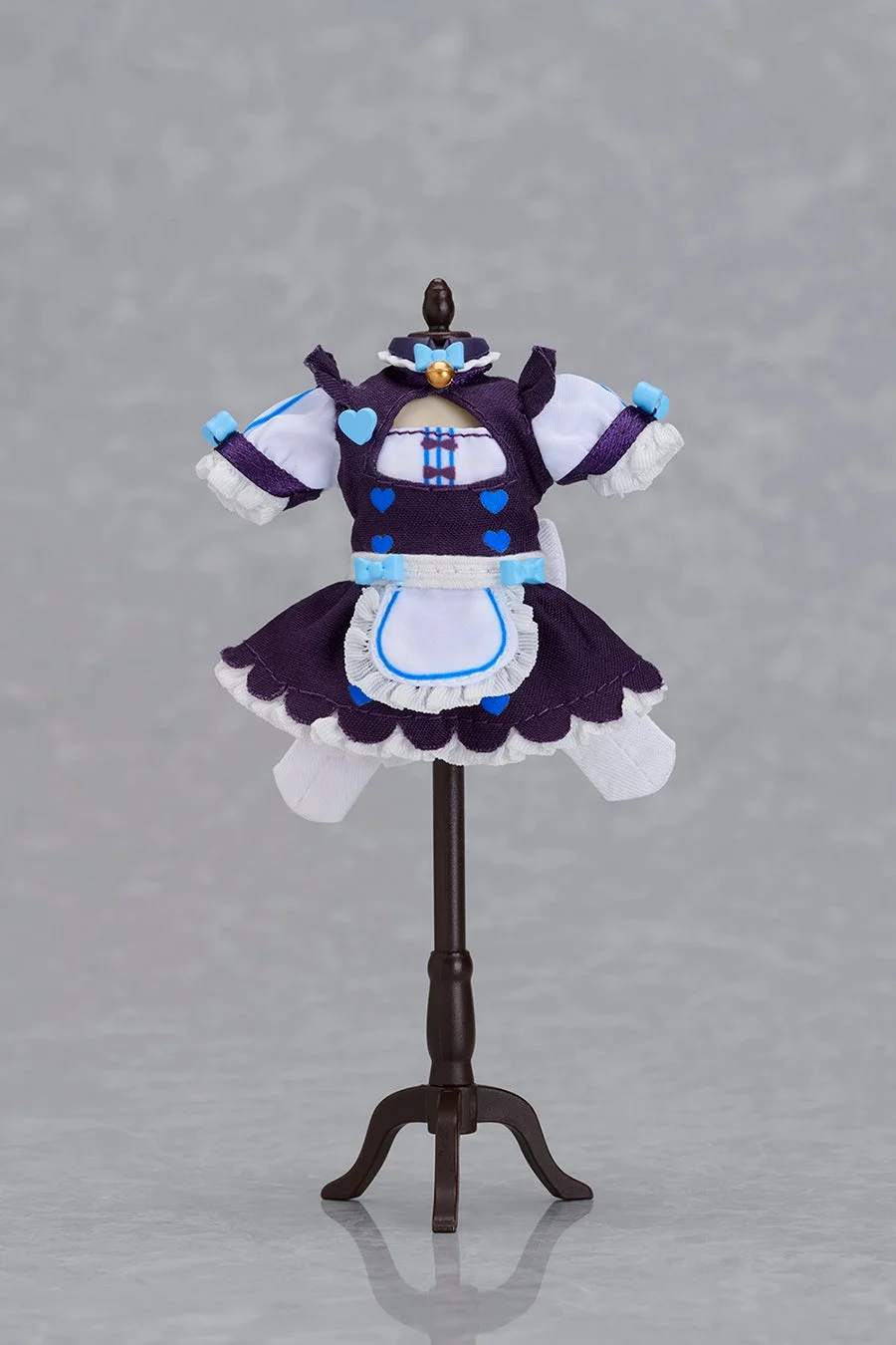 ミニチュアサイズのメイド服が小さなマネキンに飾られている