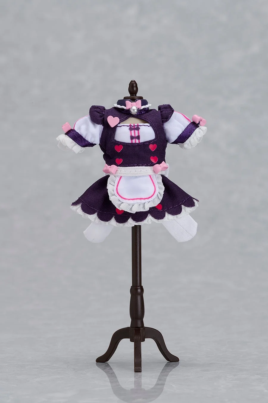 小さなマネキンに飾られた、紫色のミニチュアメイド服