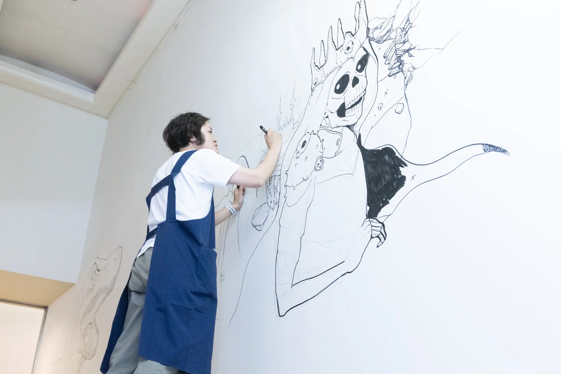壁画を描くアーティスト