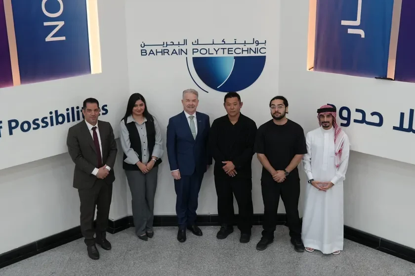 Bahrain Polytechnic 大学キャンパスにて