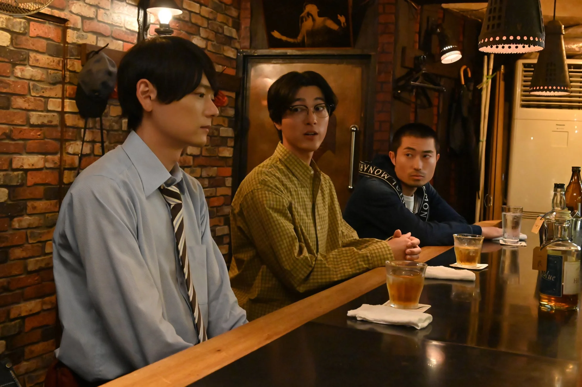 バーカウンターで談笑する男性たち
