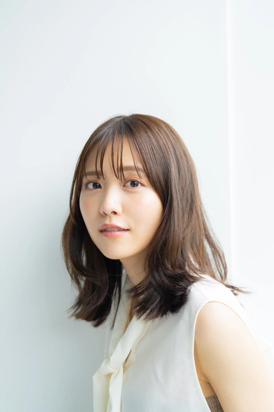 白い服を着た若い日本人女性のポートレート