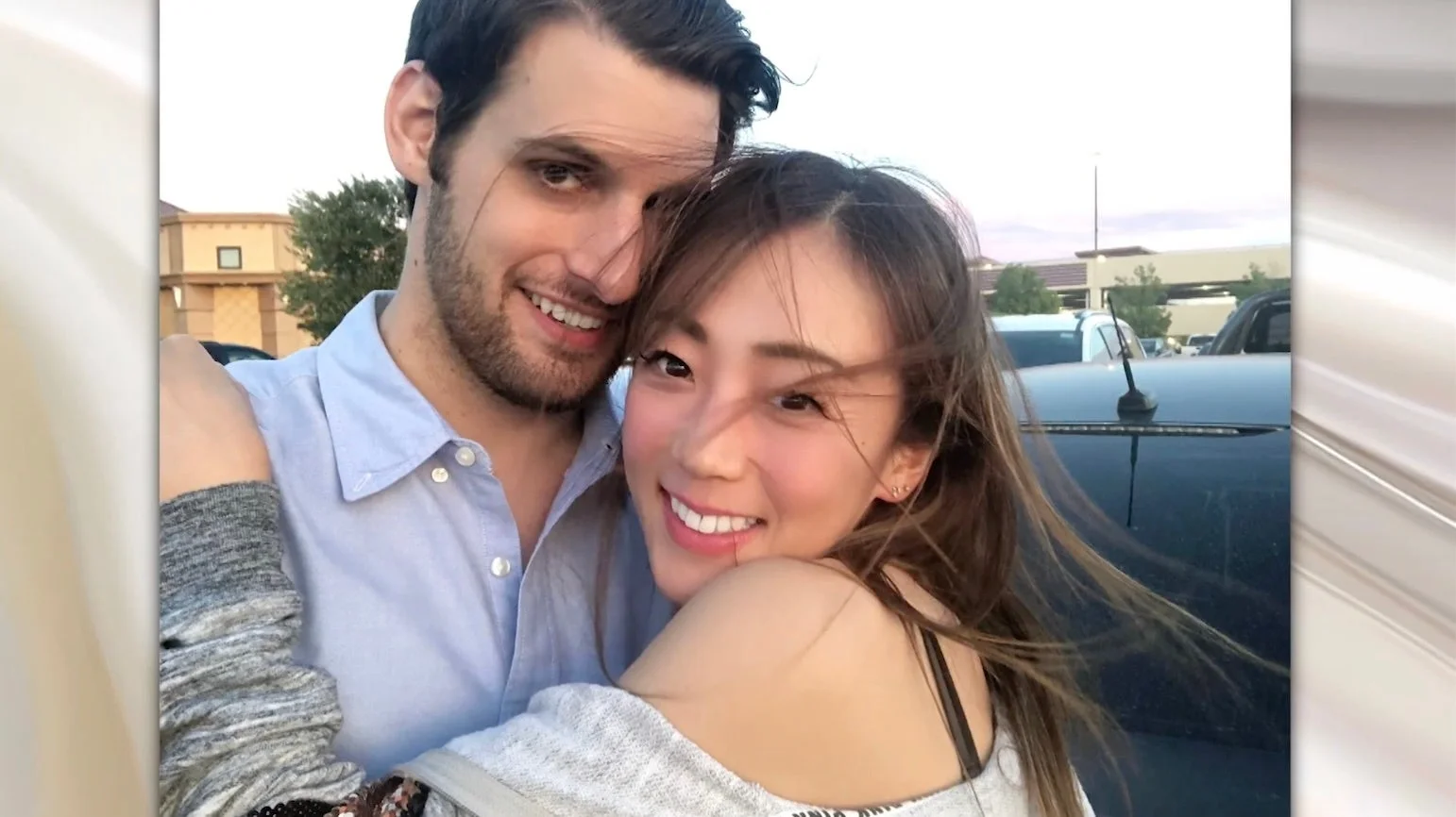 笑顔で抱き合う男女のカップル