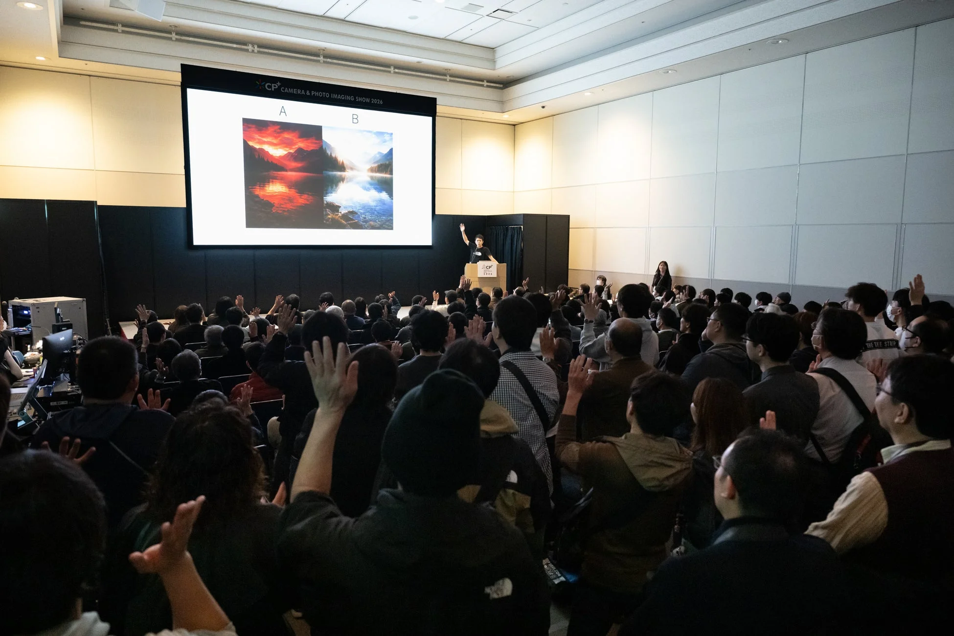 講演者がプレゼンテーションを行うCP+のステージ